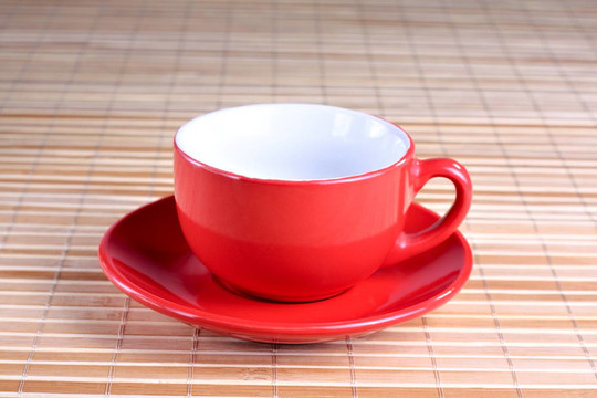 空紅色杯子在盤子里