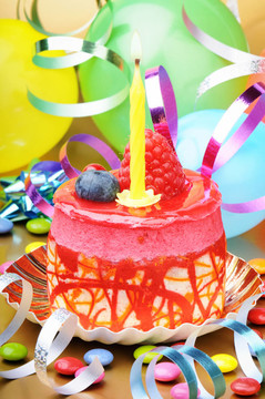 彩色蠟燭生日蛋糕