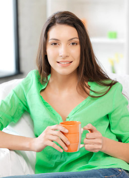 可愛(ài)的女人與馬克杯