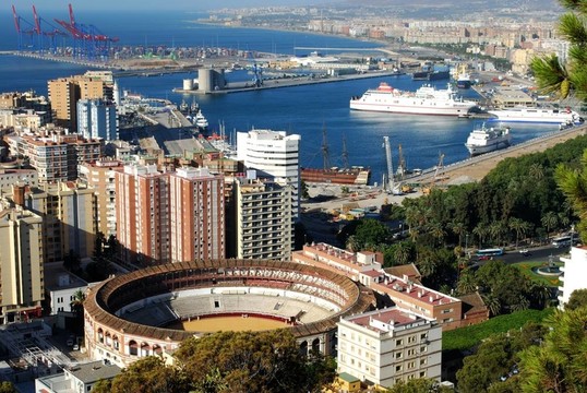 斗牛場(chǎng)和港口；Malaga；西班牙。