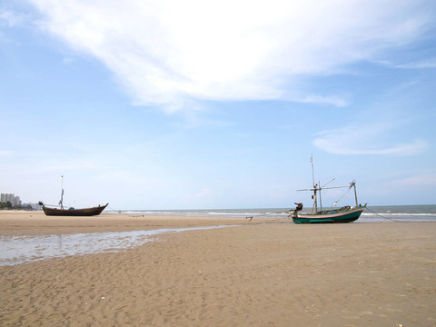海灘上的老漁夫船