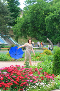 年輕豐滿的女孩在公園散步