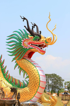天空中的龍雕塑