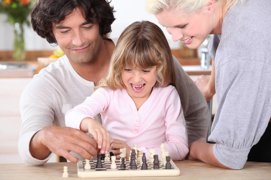 爸爸和女兒下棋