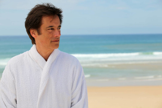 男人在海灘上浴袍