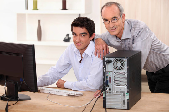 同事在PC上工作
