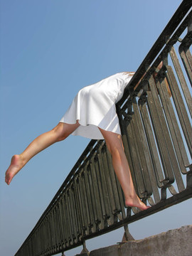 年輕女子跳下橋