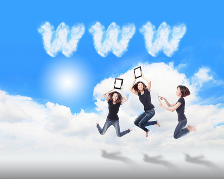 快樂女孩在空中跳平板電腦