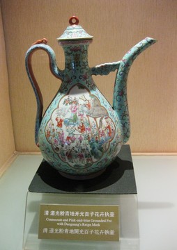 道光粉青地開光百子花卉執(zhí)壺