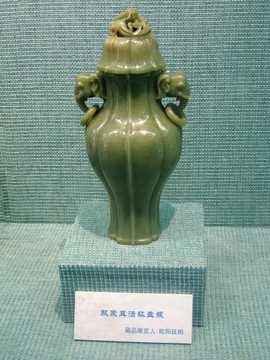 雙象耳活環(huán)蓋瓶