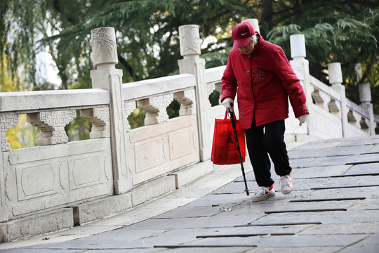 獨(dú)自走路的老人