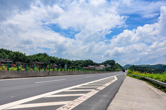高速公路藍(lán)天白云