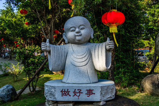 石雕 張開雙手擁抱的和尚
