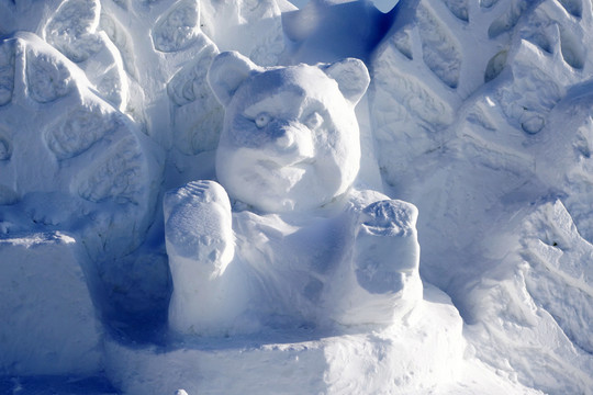 雪雕狗熊