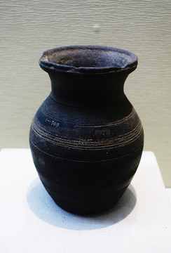 蓖紋黑陶壺