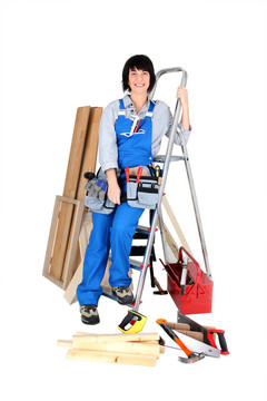女建筑工人用她的工具