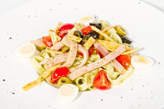 美味的面食照片（tagliatele）臘肉和西紅柿