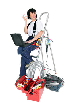 女電工與筆記本電腦