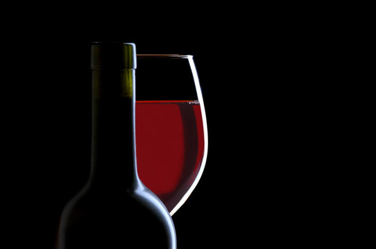 紅酒杯和黑酒瓶