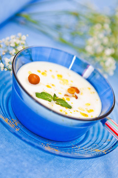桌上放著奶油湯