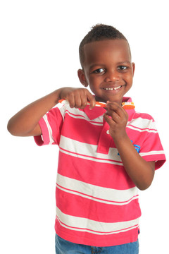 非洲裔黑人孩子用牙刷孤立