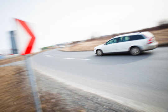 交通概念：汽車行駛快速通過急轉(zhuǎn)