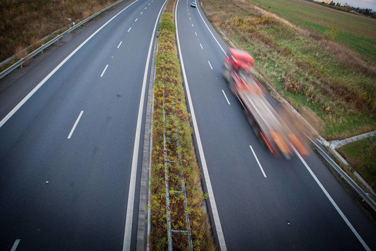 高速公路/高速公路上行駛的模糊卡車
