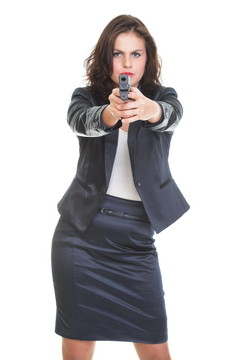 年輕的黑發(fā)女人與槍的白色隔離