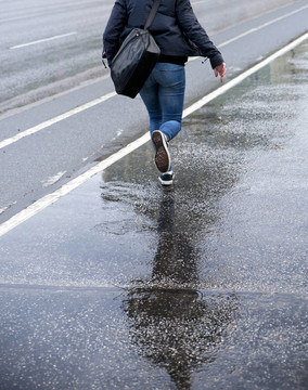 雨中的少女