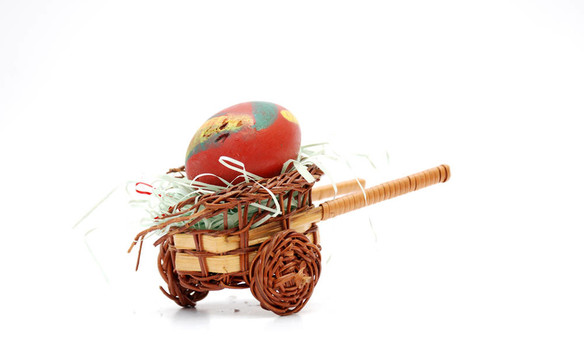 彩色的復(fù)活節(jié)彩蛋是一個(gè)手推車