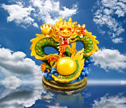 藍色天空的龍雕像。