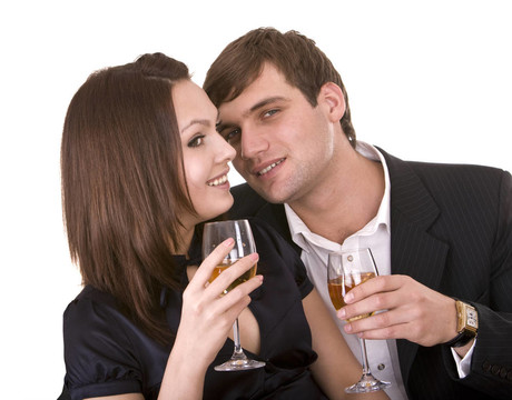 男女情侶接吻喝酒。