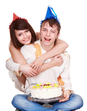 女孩生日蛋糕親吻男人蛋糕。