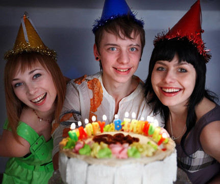 一群青少年用蛋糕慶祝生日快樂。