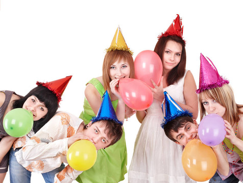 一群青少年慶祝生日。