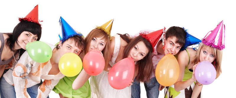 一群青少年慶祝生日。