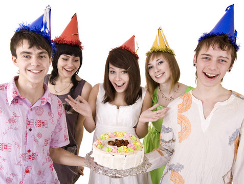 一群青少年慶祝生日快樂。
