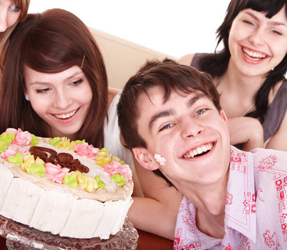 一群青少年慶祝生日快樂(lè)。