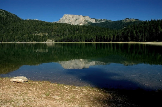 黑湖；杜米托爾山山
