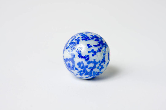 藍(lán)色和白色斑點(diǎn)的玻璃大理石