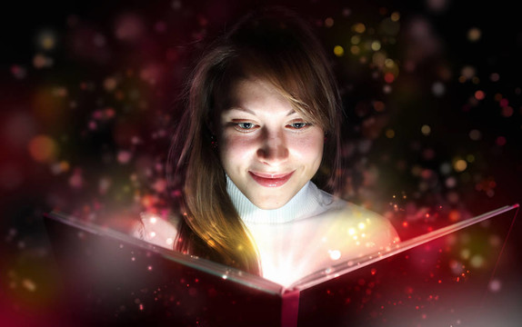 年輕女子讀魔法書