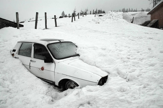 一輛被雪覆蓋的汽車