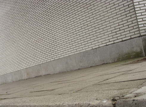 白色瓷磚大墻與道路和側(cè)走