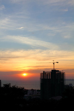 在建的建筑在自然場景中與鶴日落