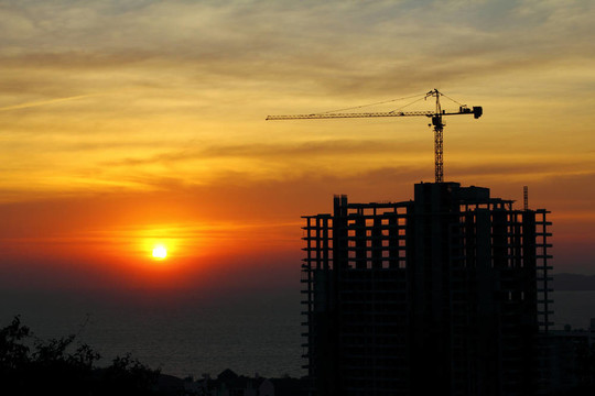 在建的建筑在自然場(chǎng)景中與鶴日落