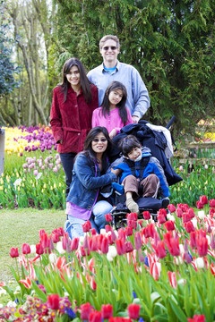 家庭與殘疾男孩在郁金香花園