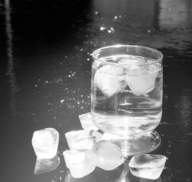 結(jié)冰水面上的冰塊