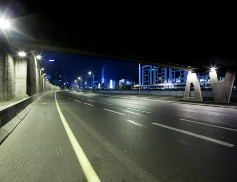 晚上公路