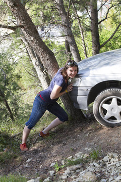 女孩推著車