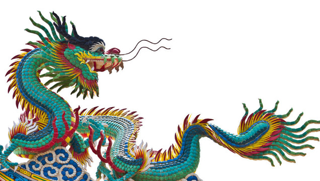 白色背景上的龍雕像